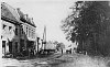 De Dorpstraat gezien in de richting van Sittard rond 1920.
Van Links naar rechts: 1e Oorspronkelijk cafe van Sjeng Baggen, daarna drogisterij Beuken.
2e oorspronkelijk bewoond door de familie Crijns-Zuilen
3e Huis van Mia Orbons.
4e (donkere streep naast lichtmast) is het voormalige woonhuis, bakkerij en koloniale waren winkel van Crijns-Pasmans.
5e Familie Heinrichs-Vondenhoff.
6e gezicht op zijgevel voorheen boerderij van de Winkel-Maas, later meubelzaak Kreukels en daarna drankhandel Rouwmaat.
Het huis aan de overkant is slagerij Offermans.