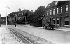 De Dorpstraat, thans Hoofdstraat. Rechts het huis van Jeurissen en de oude school met op de bovenverdieping het gemeentehuis. De groenteman Wittki, met paard en wagen. Hij woonde aan de Putstraat in Amstenrade.