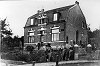 Het Amstenraadse postkantoor rond 1920 en gelegen op de hoek van de Beekstraat, thans (2002) Hoofdstraat, Heiberg en Poststraat.