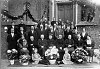 Foto ter gelegenheid van de priesterwijding van Auguste Ross.
Op de eerste rij v.l.n.r.
Josephine Huijzer-d'Ansembourg, Pastoor Schrijnenmaker, vader Ross, August Ross, (som frere deja ordonne pretre) moeder Ross,  Max et d'Ansembourg.