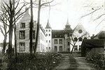 Kasteel Doenrade na de verbouwing in 1921. De linkervleugel is uitgebreid in dezelfde steil als het hoofdgebouw. Rechts kwam een trappenhuis met bolle toren, de benedenverdieping werd uitgebreid met een ruime zaal, daarboven een grote kapel. De verbouwing was nodig om het pand geschikt te maken als herstellingsoord. De grachten werden gedempt om plaats te maken voor de aanbouw en een grote tuin.