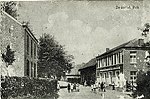 Een ansichtkaart uit Puth rond 1900. De voormalige situatie van de Bovenste Puth nabij de kerk. Links op de foto ziet men de woning van Knooren, rechts cafe Ruijters en de vergader-repetitiezaal van de fanfare. Op de weg staan o.a. de weduwe Ruijters en mevrouw Stevens.