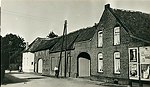 "'t Straetje", thans genaamd Pastoor Albertstraat. In de witte boerderij links woonde in de achttiende eeuw Hendrik Petri, alias de Waal, gehuwd met Maria Schutgens. Hij werd in de nacht van 4 op 5 maart 1750 door de bokkenrijders mishandeld.