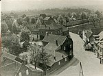 Foto gemaakt omstreeks 1930 vanaf de kerktoren. De foto werd gemaakt door de heer Hermens uit 't Straotje.
In het grote pand links op de foto woonde de fam. Bex, voorheen winkelpand met schildersbedrijf. Dit pand was laatstelijk eigendom van Luc Ritzen en Nicolle Janssen, eerst genoemde, zoon van Frans Ritzen en Ria Nijsten uit Schinnen. Achter het pand is de weg Onderste Puth zichtbaar en gedeeltelijk het pand dat destijds eigendom was van de kinderen Jansen. Rechts op de foto boerderij van Lambert Delarue (voorheen Pijls) met het puthuisje.