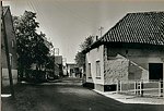 Deze woning stond schuin tegenover de Knitgensgats; vroeger bewoond door de familie Kamps, daarna de familie Vervuurt die deze woning in 1958 verbouwden.