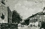 Aanzicht van Puth uit 1900. De vroegere situatie van de straat Vovenste Puth nabij de huidige kerk. Links op de foto ziet u de woning van Knooren, rechts cafe en vergader/repetitiezaal van de huidige Koninklijke Fanfare St. Caecilia Puth. Op de weg staan o.a. de weduwe Ruijters en mevrouw Stevens.