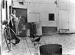 Foto uit ± 1935 van de boerderij de Peperkookeman in de Dorpstraat te Oirsbeek die in de 60er jaren werd afgebroken. Nu woont aldaar Harry Beugels. Op de foto Josephine Douven aan de wasteil en haar moeder Anne Maria Douven -Aretz