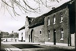 "De Peperkookeman" een monumetaal pand uit 1737 en gelegen aan de Dorpstraat in Oirsbeek en vermoedelijk aanvankelijk bewoond door de familie Knoren, de vroegere griffiers aan de Oirsbeekse Schepenbank. In 1901 werd het betrokken door de familie Douven-Meulenberg. Het huis rechts werd in 1913 door Jan Renier Douven gebouwd. Het wordt thans nog bewoond door een Douven. Het monumentale pand werd in 1960 afgebroken.