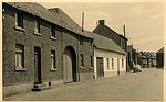 Dorpstraat Oirsbeek omstreek  1950-1955. v.l.n.r. woonden: Arnold Hofstede. In huis met poort woonde de fam. Hofstede. Witte boerderij woonde de Fam. Debije, Het hoge huis werd bewoond door de groenteboer Janssen later de fam. Winkens loodgieter.