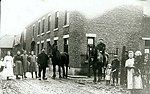 Dorpstraat Oirsbeek het oud huis van Leclair tegenwoordig Boumans. Op de foto v.l.n.r. 1=?, 2=Mevr. Leclair, 3=?, 4= Cristine Leclair, 5=?, 6= Hub Leclair, 7=?, 8=?, 9= Mien Zelissen-Leclair met op de arm haar zoon?