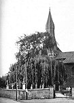 Foto uit de dertiger jaren van de Kerk van Oirsbeek. Later zal de kerk worden vergroot. De markante toren zal echter blijven staan.