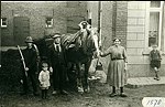 Boerderij in Oirsbeek met de mesthoop nog op de binnenhof. Boerderij is gelegen op de hoek Provincialeweg-Hulterweg. Op de foto de familie Jacob Meulenberg - Dassen.
Collectie Ad Latten.