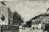 Een ansichtkaart uit Puth rond 1900. De voormalige situatie van de Bovenste Puth nabij de kerk. Links op de foto ziet men de woning van Knooren, rechts cafe Ruijters en de vergader-repetitiezaal van de fanfare. Op de weg staan o.a. de weduwe Ruijters en mevrouw Stevens.