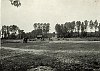 Het markterrein voor 1940. Op de foto staan links burgemeester Kruijen, gemeentearchitect G. Pijlks en aannemer Janssen uit Horst.