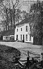 De zeer oude Thullermolen, waar de muldersfamilie Houben woonde. Het gebouw met weg en vele beukebomen moesten verdwijnen voor slikvijvers van de Staatsmijnen. Foto uit 1920.