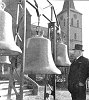 Foto uit 1948.
De Niewe klokken.
Ook Schinnen werd in de oorlogsjaren door de Duitsers beroofd van zijn kerkklokkek. Na de bevrijding werd een aktie op poten gezet om geld voor nieuwe exemplaren in te zamelen. Het verhaal wil nu, dat de twee inzamelaars die de heer Canisius op hun lijst hadden staan, van deze &quotNonk Sjang" de vraag gesteld kregen: &quotEn jonge, wat kosten die dinger?" Op het voorzichtige antwoord, dat gehoopt werd op f. 15.000,-- in te zamelen, zei Sjang Canisius; &quotJonge, goat heivesj, ich zurg doaveur!"
Hoe dan ook: Sjang en zijn zuster Fiena Canisius schonken die kerkklokken, waarvan een de naam Jean en n de naam Josephina kreeg. De klokken waren 1235, 735 en 515 kg zwaar.
Sjang, die overigens ook kerkmeester was, en fiena schonken bovendien nog eens drie klokken voor een carillon met een z.g. Westminsterslag. Deze klokken wogen respectievelijk 220, 155 en 11 kg. De totale kosten bedroegen f. 16.000,- .
Op de foto staat de schenker naast zijn klokken, even voordat die in de toren zouden worden aangebracht.