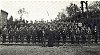 De Burgerwacht. Deze foto werd in 1918 gemaakt op het toenmalige Scalaplein. Dit plein van trappen met spoorbiels is naderhand gewijzigd. De burgerwacht werd in vele plaatsen ingesteld om de bevolking te beschermen tegen gewelddaden, te verwachten van de toenmalige &quotlinksen". Aan de rechterkant bij de draad loopt tegenwoordig het paadje naar de Moutheuvel. Het huidige huis Passage was toen nog niet gebouwd. Op de voorgrond burgemeester H. Pijls, kapelaan Salden, later pastoor in Sevenum en de commandant A. Frijns. Op de voorste rij staan in hoofdzaak bewoners uit Puth onder andere Jos Feron, H. Cloots, Alofs, J. Donners, A. Bex, Jos Diederen, Jos renkens, Ant. Baggen en Jo Heijnen.