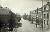 De Stationstraat voor 1920. Nog onverhard, met lindebomen en geen trottoirs. De straat heeft thans een heel ander aanzicht.