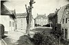 De Dorpstraat en de Altaarstraat zoals ze er in 1900 bijlagen. Op de achtergrond de monumentale pastorie van Schinnen. Achter de lindebomen links begint de Altaarstraat. Op de voorgrond links ziet u het huis van Janssen op het Bergske en het eerste huis rechts is de woning van Erkens.