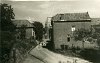 rechts het huis van de familie Hendrik Jozef Meels. Links huis van Hubert Bud, gehuwd met Bertha Gemeni de kinderen Jean , gehuwd met Hubertina Cals, Martin, gehuwd met Dina Beaumont. Hubert gehuwd met Bertha uit Munstergeleen.
Op de achtergrond nog te zien de St. Odiliakerk.